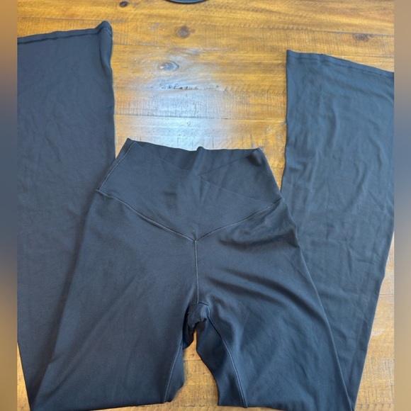 Offline Aerie Medium Real Me Flare Leggings Hi-Rise Crossover - Picture 2 of 5